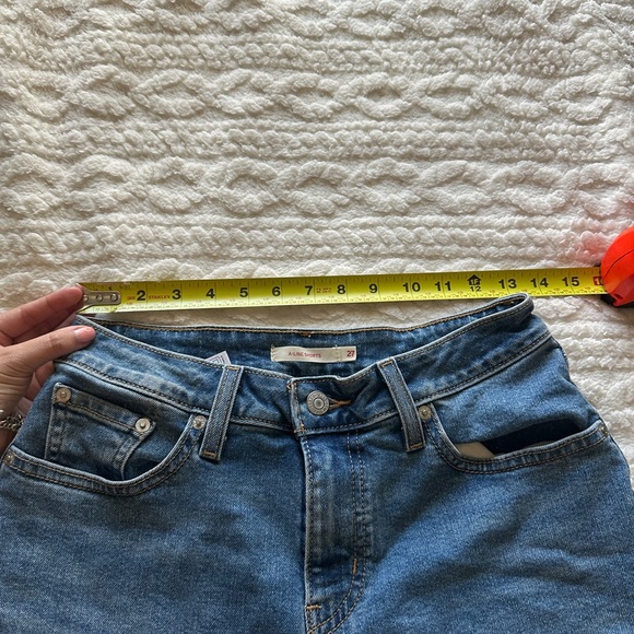 Women’s Levi’s A-line Denim Jean high waist shorts
Size 27 - Picture 5 of 8